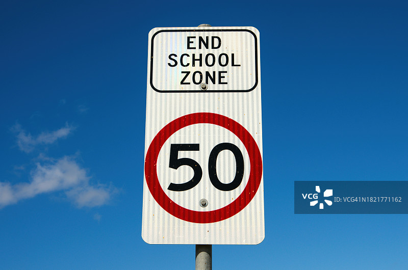 学校区域结束和限速50公里/小时的道路标志图片素材