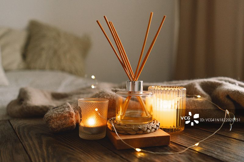 玻璃瓶木棒的家用香水或棒状香水图片素材