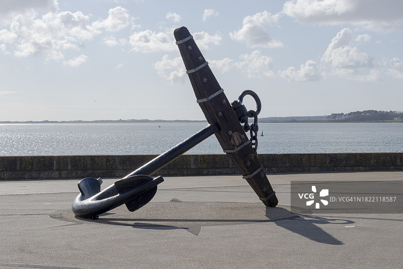 威尔士北部卡那封梅奈海峡旁边的旧锚图片素材