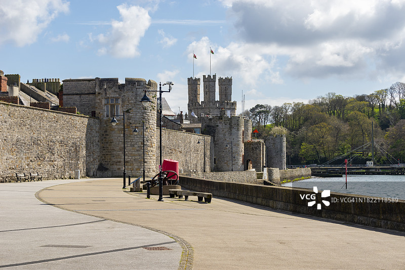 北威尔士卡那封老城墙旁的小路图片素材