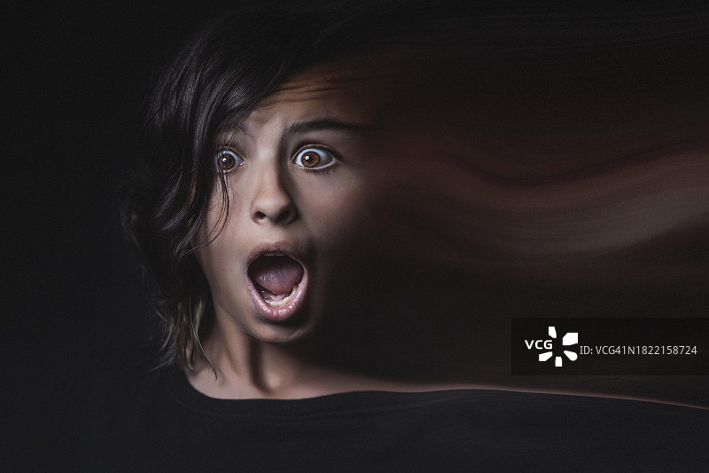 面部溶解成尘埃的恐惧少女图片素材