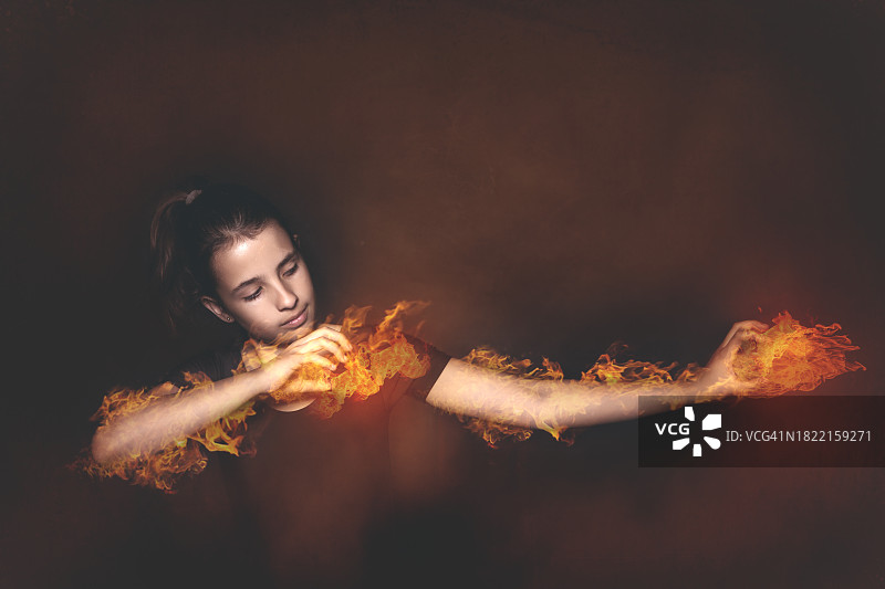 少女表演手臂着火魔术图片素材