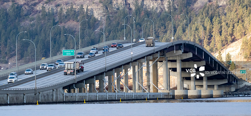 加拿大不列颠哥伦比亚省基洛纳市奥卡诺根湖大桥上的交通图片素材