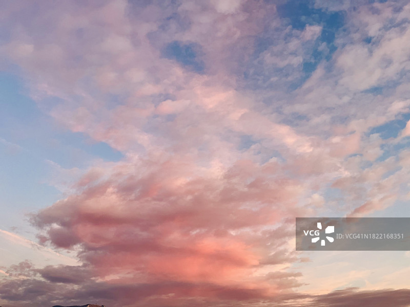 萨拉热窝日落时分的粉色云彩蓝天（波斯尼亚和黑塞哥维那）图片素材