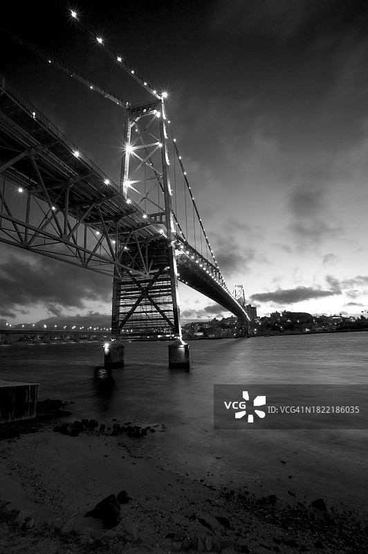 巴西弗洛里亚诺波利斯埃尔西利乌·卢兹斜拉桥夜景黑白照图片素材