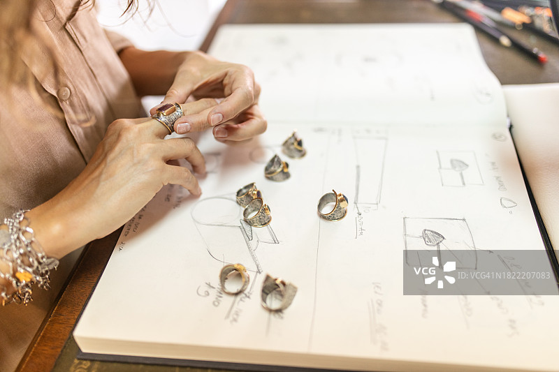 女子用珠宝设计师的草图尝试戒指图片素材