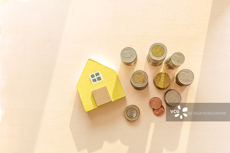 家庭概念、家庭储蓄、房屋销售、金钱和房屋图片素材