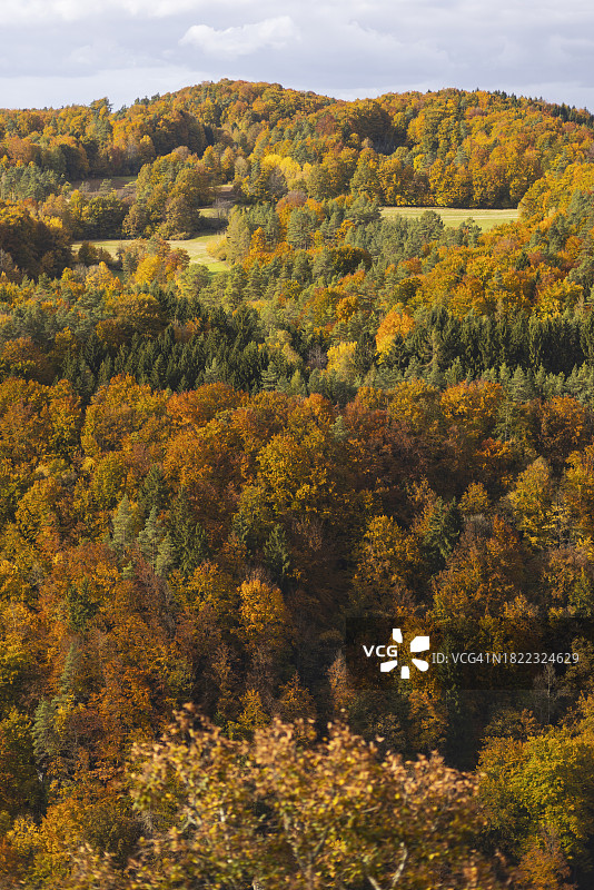 德国山丘与森林：弗兰肯瑞士的秋色图片素材