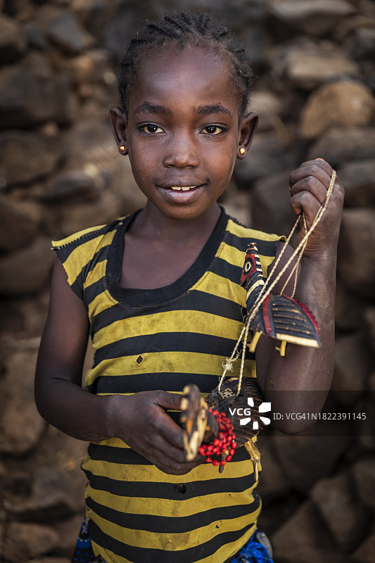 在埃塞俄比亚售卖手工纪念品的非洲小女孩图片素材