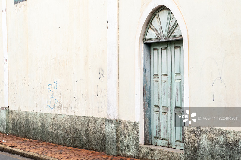 直接通向砖砌人行道的古老木门图片素材
