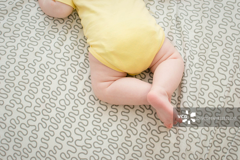 新生婴儿的小脚丫特写图片素材