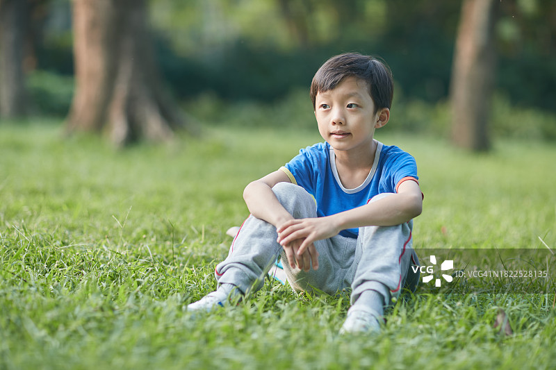 在公园里玩耍的男孩图片素材