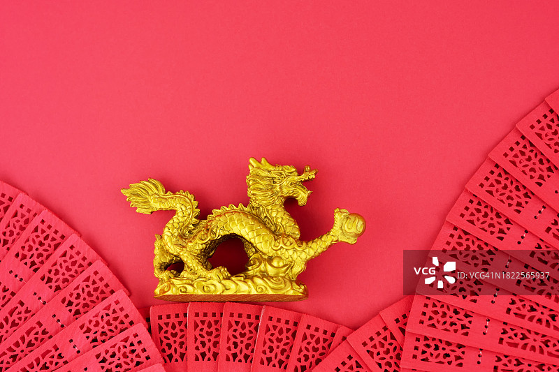红色背景上的龙年折扇图片素材