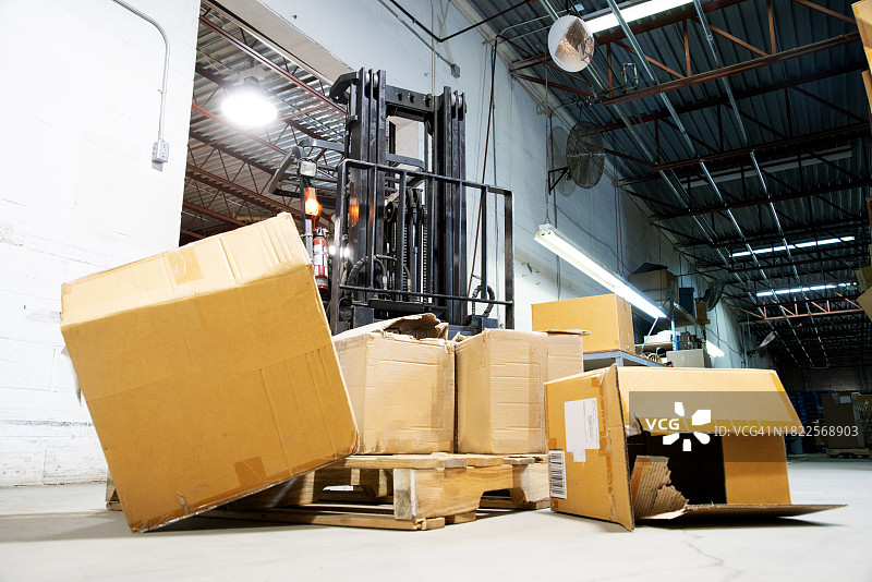 仓库中损坏的货物图片素材