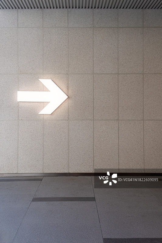 现代建筑墙壁上的箭头标志图片素材