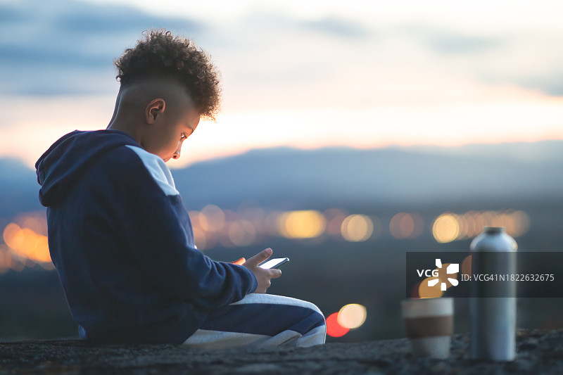 厄瓜多尔青年：连接的瞬间图片素材