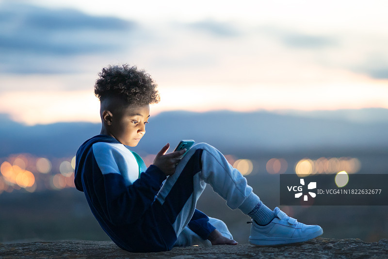 厄瓜多尔黄昏：年轻梦想家的黄昏图片素材