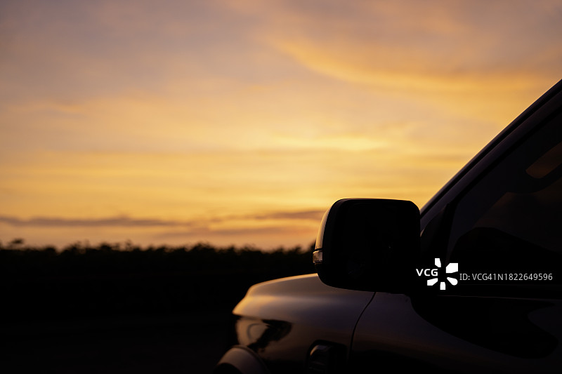 具有山地和草原景观的汽车，旅行和运输概念图片素材