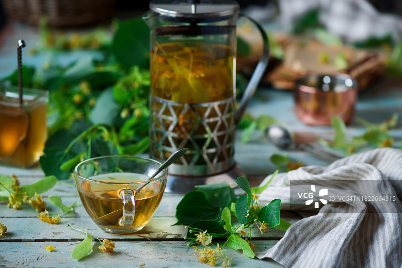 玻璃杯中的椴树花茶图片素材