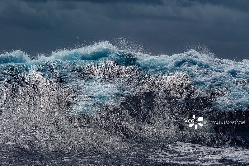 大海对着天空的美景图片素材