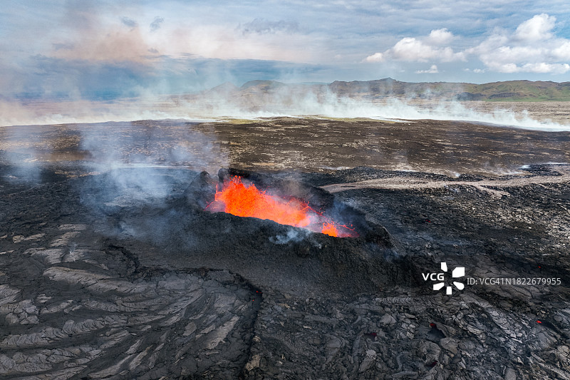 火山喷口熔岩蒸汽航拍图片素材