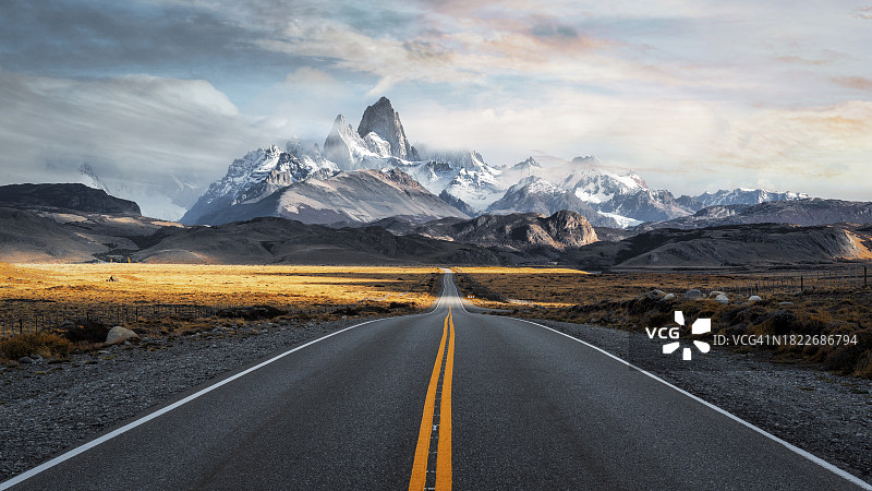 空旷的道路通向群山，背对天空图片素材