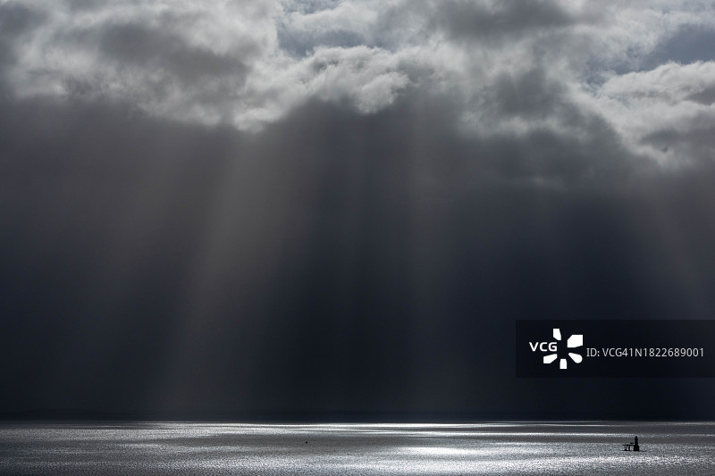 暴风雨掀起巨浪图片素材