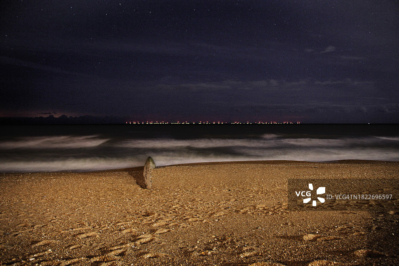 夜晚天空下的海滩风光图片素材