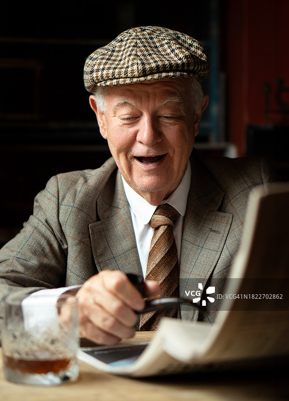 年长的男人在读书图片素材