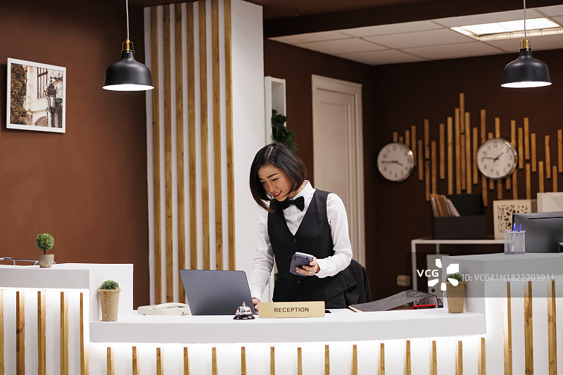 在办公室工作的女商人图片素材