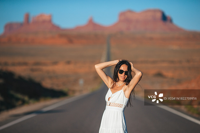 女子站在路上，以天空为背景图片素材