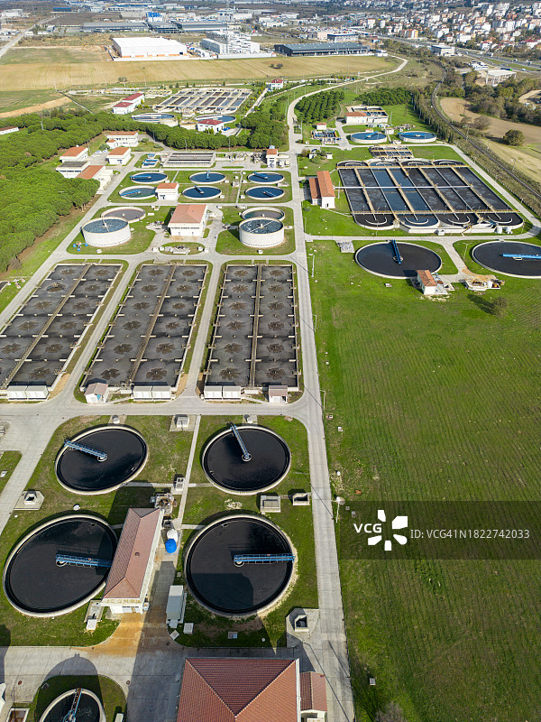先进的生物废水处理厂航拍图片素材