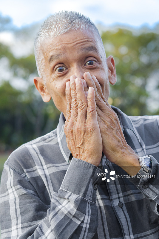 惊讶的泰国男人双手捂着嘴图片素材