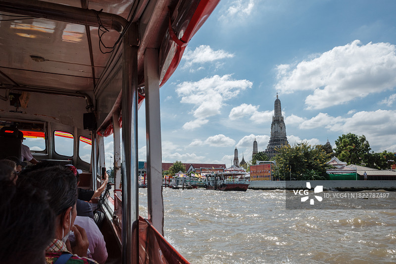 湄南河上的客船和郑王庙佛教寺庙背景图片素材