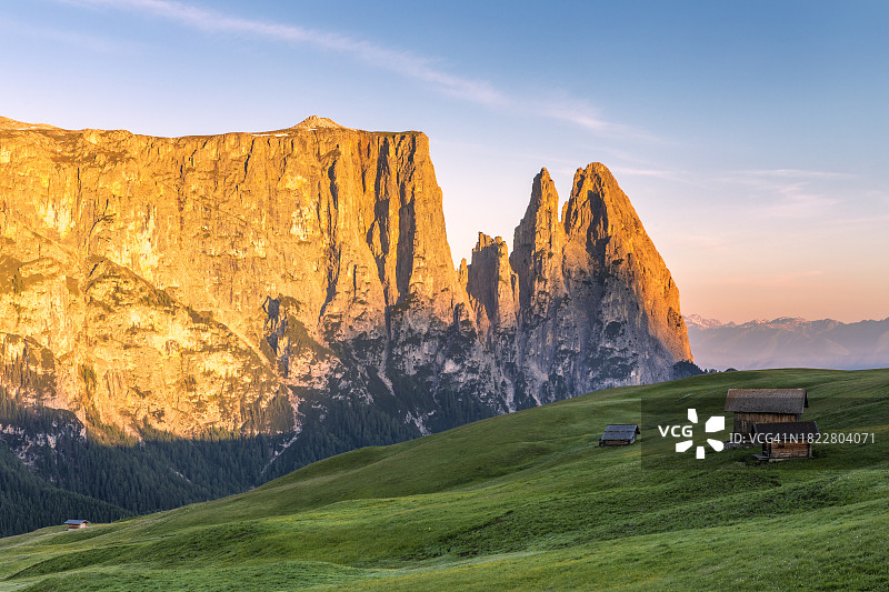 从意大利南蒂罗尔的休斯阿尔卑斯山上看到的希利亚尔山的第一缕阳光图片素材