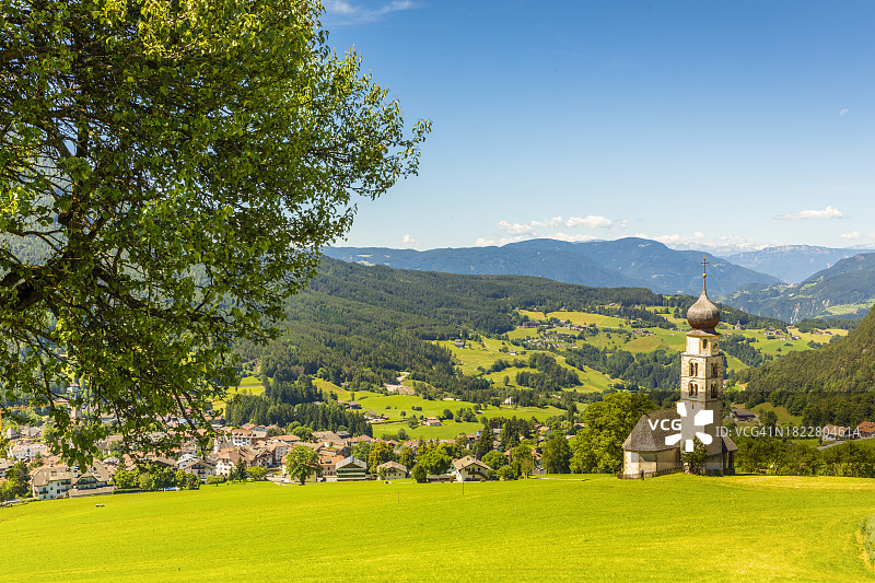 意大利多洛米蒂阿尔卑斯山卡斯特尔罗托圣瓦伦丁教堂图片素材