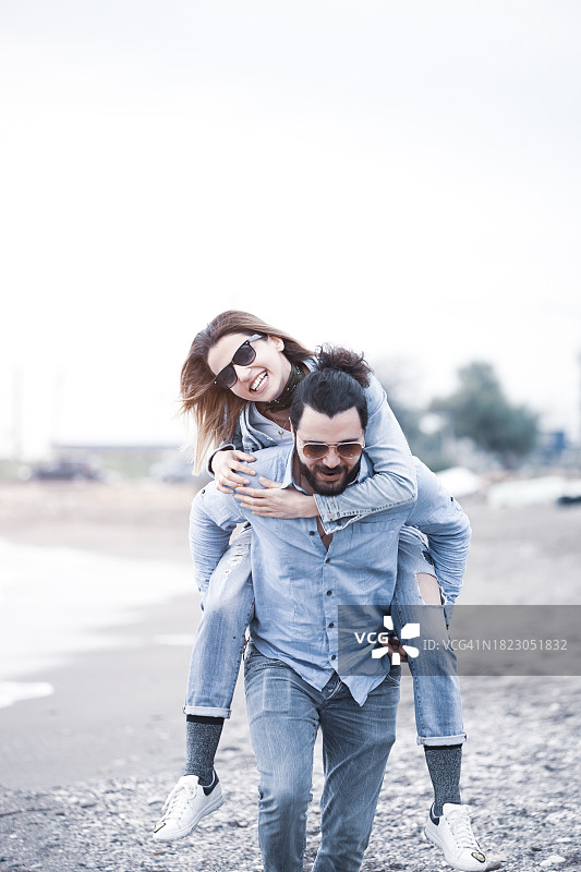 在海滩边散步的夫妇图片素材