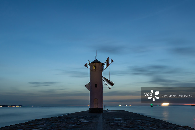 蓝色时刻的航标图片素材