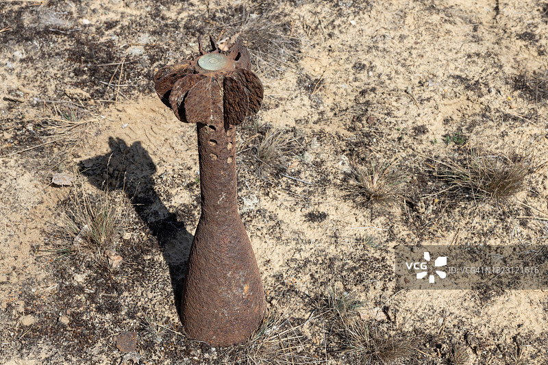 嵌在土里的生锈贝壳图片素材