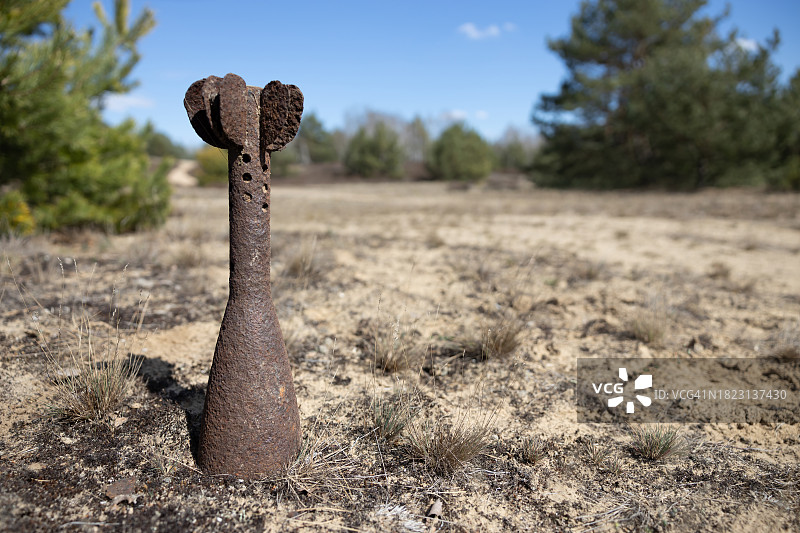 嵌在土里的生锈贝壳图片素材