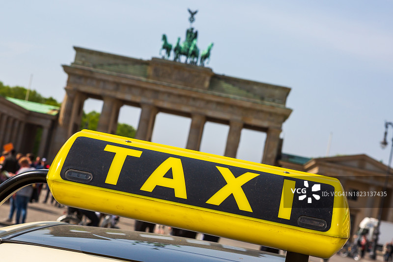 背景为勃兰登堡门的出租车标志（德国柏林）图片素材