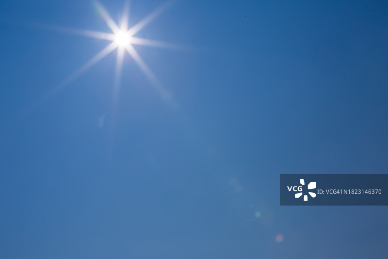 阳光明媚的蓝天图片素材