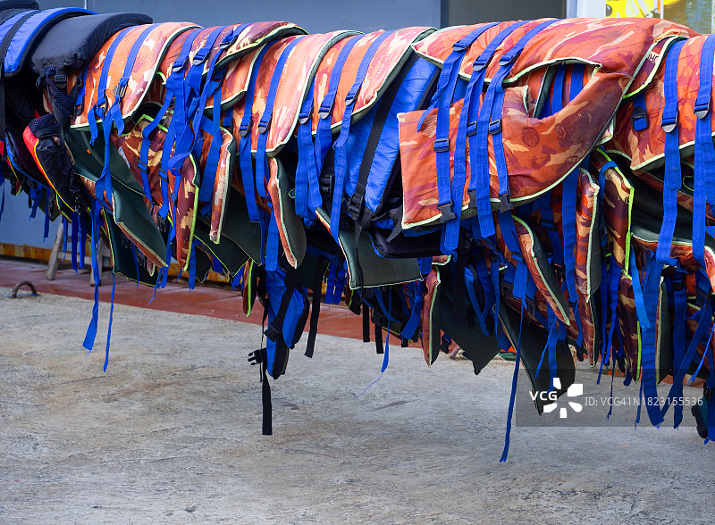 一排救生衣图片素材