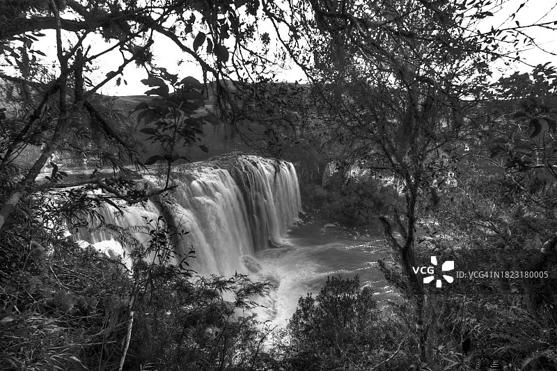 罗德里格斯瀑布黑白照片，南里奥格兰德州，巴西图片素材