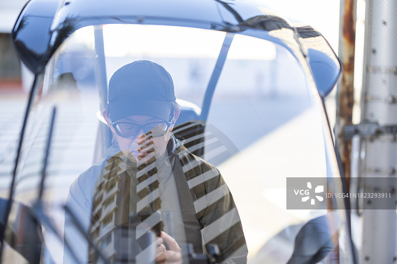 骑着踏板车的男性送货员图片素材