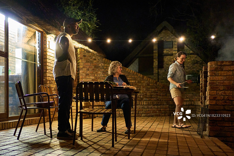 在住宿庭院里烧烤的欢笑人群图片素材