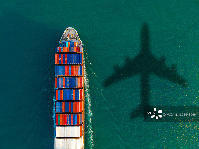 繁荣港口中的货船航拍图片素材