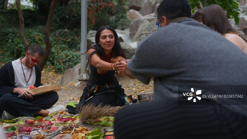 多民族朋友在户外聚会，举行可可茶饮仪式图片素材