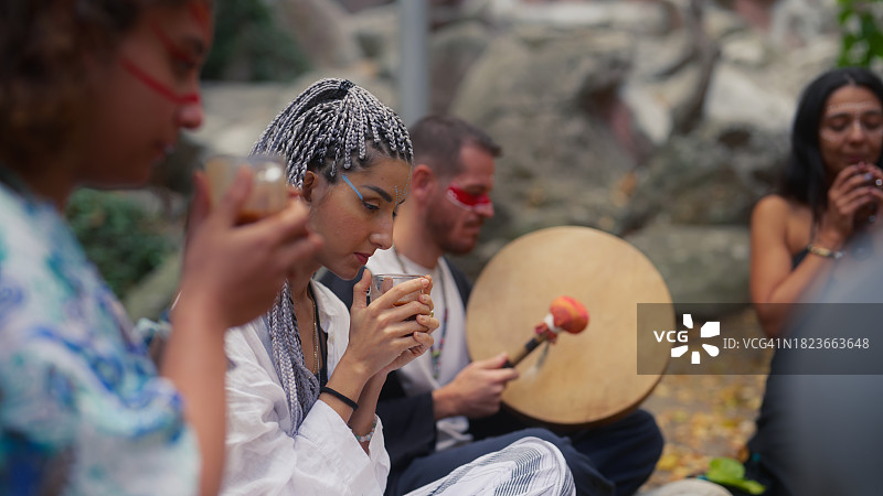 多民族朋友在户外聚会，举行可可茶饮仪式图片素材