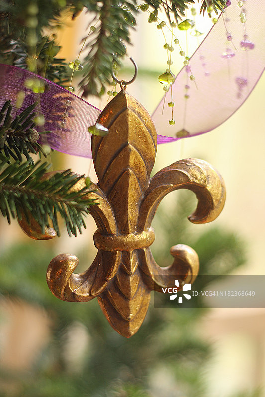 树上的百合花饰图片素材